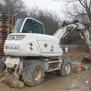 foto 13t excavator offset boom Mecalac 714, 4 buckets